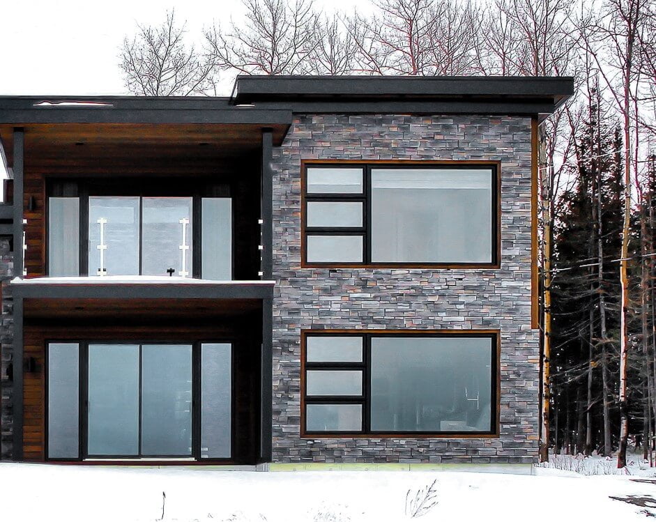 Façade d’une maison présentant plusieurs types de fenêtres