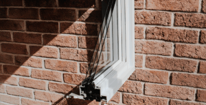 Pour bien isoler une maison, il faut plus que des murs épais. Voici les 3 éléments pour une isolation vraiment efficace: fenêtres, isolation murale et ventilation.