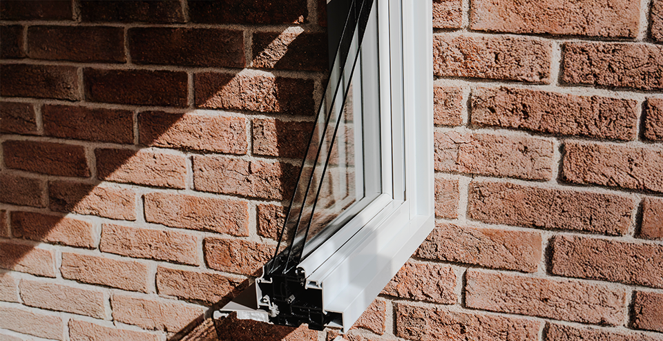 Pour bien isoler une maison, il faut plus que des murs épais. Voici les 3 éléments pour une isolation vraiment efficace: fenêtres, isolation murale et ventilation.